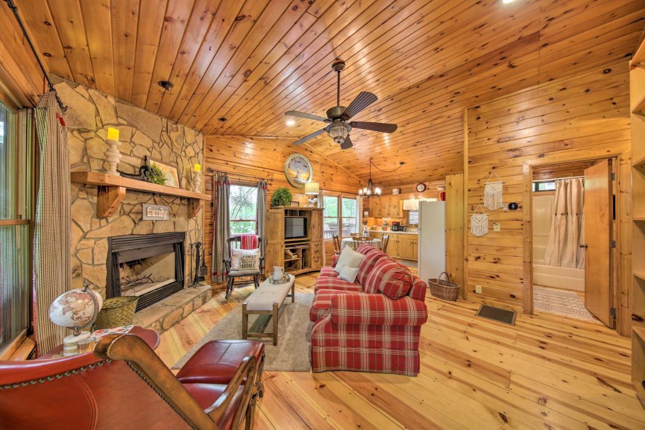 Peaceful Blue Ridge Cabin With Decks And Fire Pit エクステリア 写真